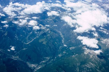 Fransa ve İtalya arasında Mont Blanc massif öğleden sonra 10.000 feet irtifada hava görünümünü