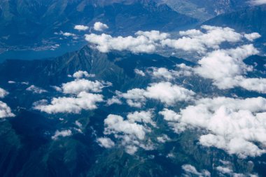 Fransa ve İtalya arasında Mont Blanc massif öğleden sonra 10.000 feet irtifada hava görünümünü
