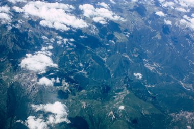 Fransa ve İtalya arasında Mont Blanc massif öğleden sonra 10.000 feet irtifada hava görünümünü