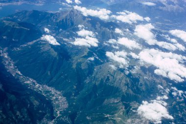 Fransa ve İtalya arasında Mont Blanc massif öğleden sonra 10.000 feet irtifada hava görünümünü