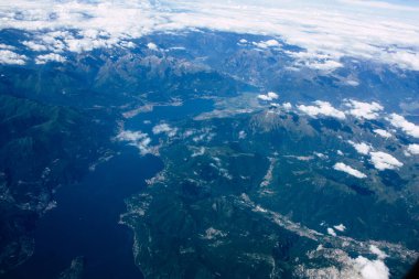 Fransa ve İtalya arasında Mont Blanc massif öğleden sonra 10.000 feet irtifada hava görünümünü
