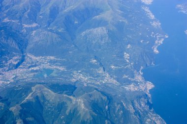 Fransa ve İtalya arasında Mont Blanc massif öğleden sonra 10.000 feet irtifada hava görünümünü