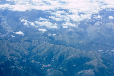 Fransa ve İtalya arasında Mont Blanc massif öğleden sonra 10.000 feet irtifada hava görünümünü