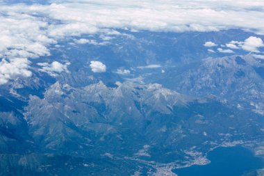 Fransa ve İtalya arasında Mont Blanc massif öğleden sonra 10.000 feet irtifada hava görünümünü
