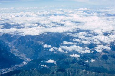 Fransa ve İtalya arasında Mont Blanc massif öğleden sonra 10.000 feet irtifada hava görünümünü
