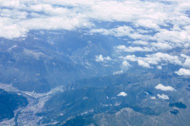 Fransa ve İtalya arasında Mont Blanc massif öğleden sonra 10.000 feet irtifada hava görünümünü