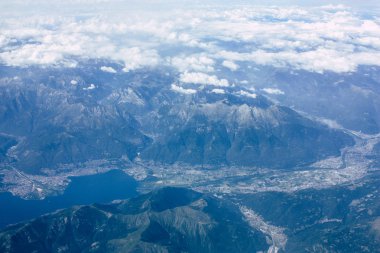 Fransa ve İtalya arasında Mont Blanc massif öğleden sonra 10.000 feet irtifada hava görünümünü