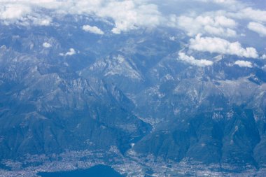 Fransa ve İtalya arasında Mont Blanc massif öğleden sonra 10.000 feet irtifada hava görünümünü