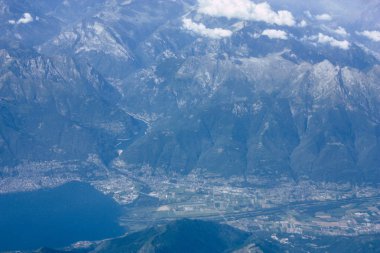 Fransa ve İtalya arasında Mont Blanc massif öğleden sonra 10.000 feet irtifada hava görünümünü