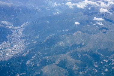 Fransa ve İtalya arasında Mont Blanc massif öğleden sonra 10.000 feet irtifada hava görünümünü