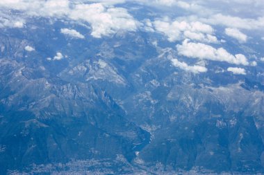 Fransa ve İtalya arasında Mont Blanc massif öğleden sonra 10.000 feet irtifada hava görünümünü