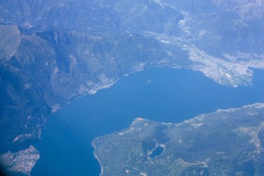 Fransa ve İtalya arasında Mont Blanc massif öğleden sonra 10.000 feet irtifada hava görünümünü