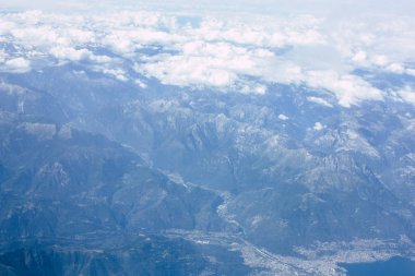 Fransa ve İtalya arasında Mont Blanc massif öğleden sonra 10.000 feet irtifada hava görünümünü