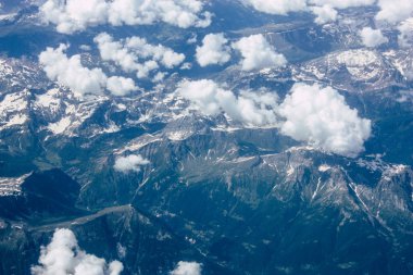 Fransa ve İtalya arasında Mont Blanc massif öğleden sonra 10.000 feet irtifada hava görünümünü