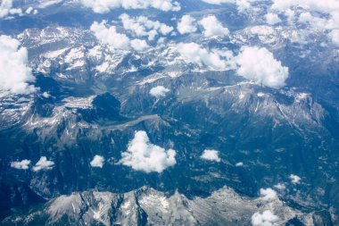 Fransa ve İtalya arasında Mont Blanc massif öğleden sonra 10.000 feet irtifada hava görünümünü