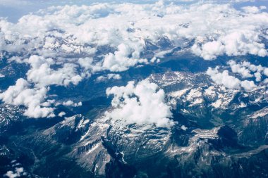 Fransa ve İtalya arasında Mont Blanc massif öğleden sonra 10.000 feet irtifada hava görünümünü