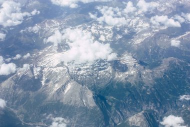 Fransa ve İtalya arasında Mont Blanc massif öğleden sonra 10.000 feet irtifada hava görünümünü