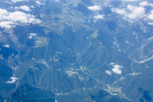 Fransa ve İtalya arasında Mont Blanc massif öğleden sonra 10.000 feet irtifada hava görünümünü