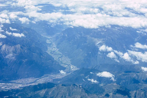 Fransa ve İtalya arasında Mont Blanc massif öğleden sonra 10.000 feet irtifada hava görünümünü