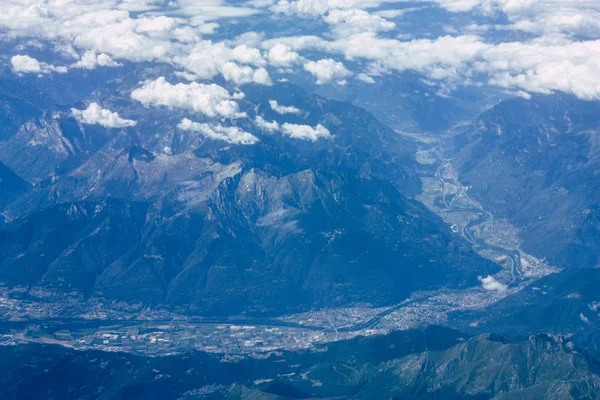 Fransa ve İtalya arasında Mont Blanc massif öğleden sonra 10.000 feet irtifada hava görünümünü