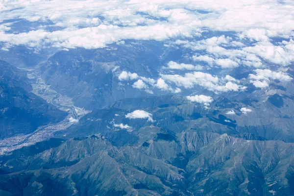 Fransa ve İtalya arasında Mont Blanc massif öğleden sonra 10.000 feet irtifada hava görünümünü