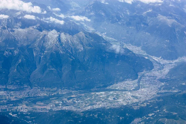 Fransa ve İtalya arasında Mont Blanc massif öğleden sonra 10.000 feet irtifada hava görünümünü