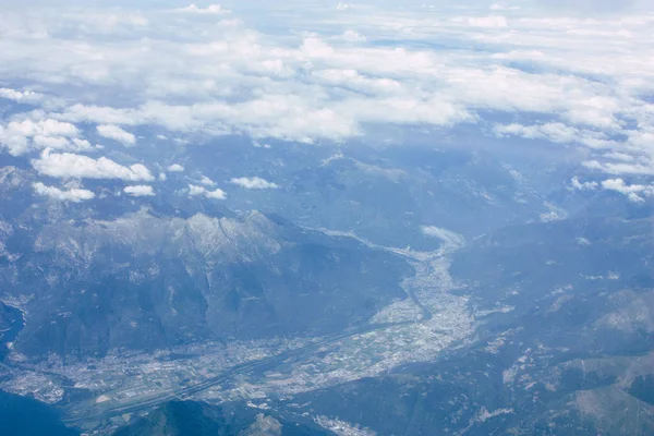 Fransa ve İtalya arasında Mont Blanc massif öğleden sonra 10.000 feet irtifada hava görünümünü