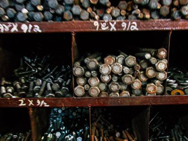 Ratnagiri Maharashtra India 23 Aralık 2017 malzemeleri görünümünü öğleden sonra Ratnagiri ana caddesinin bir dükkanda satılan