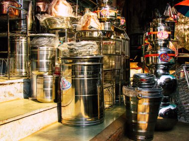 Ratnagiri Maharashtra India 23 Aralık 2017 malzemeleri görünümünü öğleden sonra Ratnagiri ana caddesinin bir dükkanda satılan