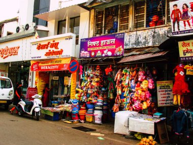 Ratnagiri Maharashtra India 23 Aralık 2017 malzemeleri görünümünü öğleden sonra Ratnagiri ana caddesinin bir dükkanda satılan