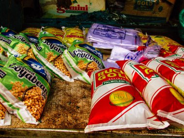 Ratnagiri Maharashtra India 23 Aralık 2017 malzemeleri görünümünü öğleden sonra Ratnagiri ana caddesinin bir dükkanda satılan