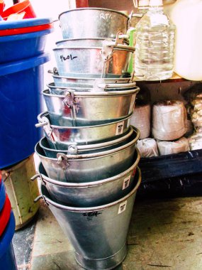 Ratnagiri Maharashtra India 23 Aralık 2017 malzemeleri görünümünü öğleden sonra Ratnagiri ana caddesinin bir dükkanda satılan