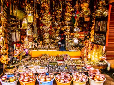 Ratnagiri Maharashtra India 23 Aralık 2017 malzemeleri görünümünü öğleden sonra Ratnagiri ana caddesinin bir dükkanda satılan