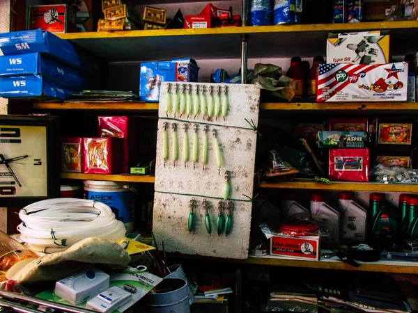 Ratnagiri Maharashtra India 23 Aralık 2017 malzemeleri görünümünü öğleden sonra Ratnagiri ana caddesinin bir dükkanda satılan