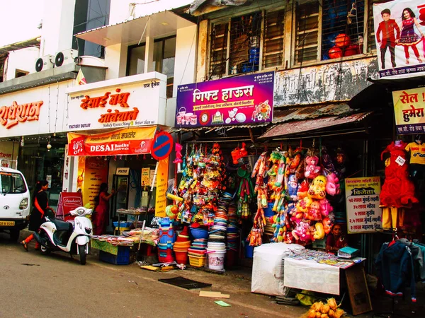 Ratnagiri Maharashtra India 23 Aralık 2017 malzemeleri görünümünü öğleden sonra Ratnagiri ana caddesinin bir dükkanda satılan