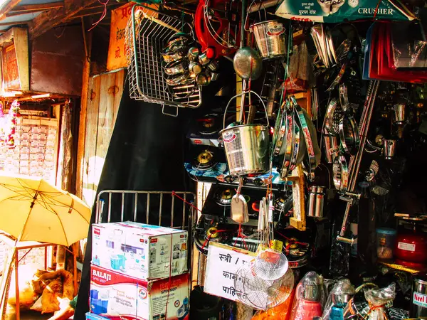 Ratnagiri Maharashtra India 23 Aralık 2017 malzemeleri görünümünü öğleden sonra Ratnagiri ana caddesinin bir dükkanda satılan