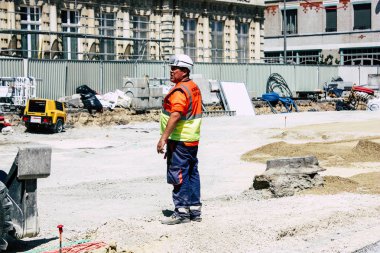 Reims Fransa 16 Temmuz 2018 bilinmeyen insanların yeni bir Reims öğleden sonra binanın inşaat alanında çalışan görünümünü