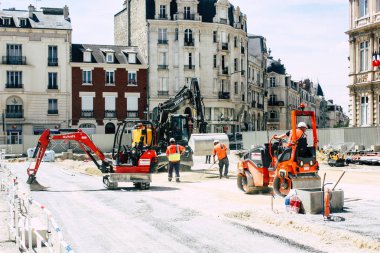 Reims Fransa 16 Temmuz 2018 bilinmeyen insanların yeni bir Reims öğleden sonra binanın inşaat alanında çalışan görünümünü