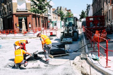 Reims Fransa 16 Temmuz 2018 bilinmeyen insanların yeni bir Reims öğleden sonra binanın inşaat alanında çalışan görünümünü