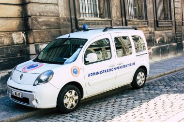 Reims Fransa 16 Temmuz 2018 görünümünü bir Fransız polis arabası park Reims sokakta öğleden sonra