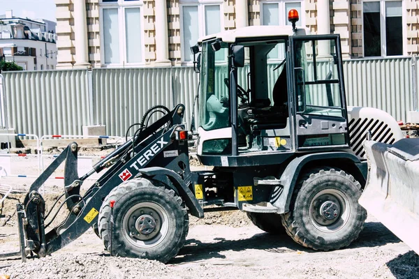 Reims Fransa 16 Temmuz 2018 bilinmeyen insanların yeni bir Reims öğleden sonra binanın inşaat alanında çalışan görünümünü