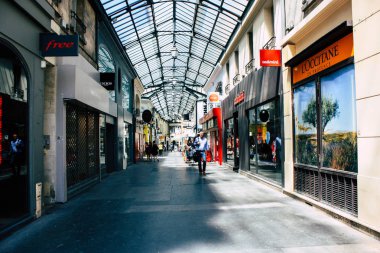 Reims Fransa 16 Temmuz 2018 görünümü bilinmeyen insan öğleden sonra Reims sokakta yürürken