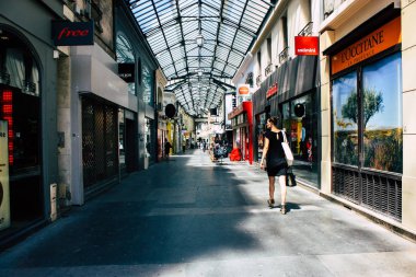 Reims Fransa 16 Temmuz 2018 görünümü bilinmeyen insan öğleden sonra Reims sokakta yürürken