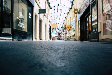 Reims Fransa 16 Temmuz 2018 görünümü bilinmeyen insan öğleden sonra Reims sokakta yürürken