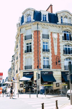 Reims Fransa 16 Temmuz 2018 görünümü bilinmeyen insan öğleden sonra Reims sokakta yürürken