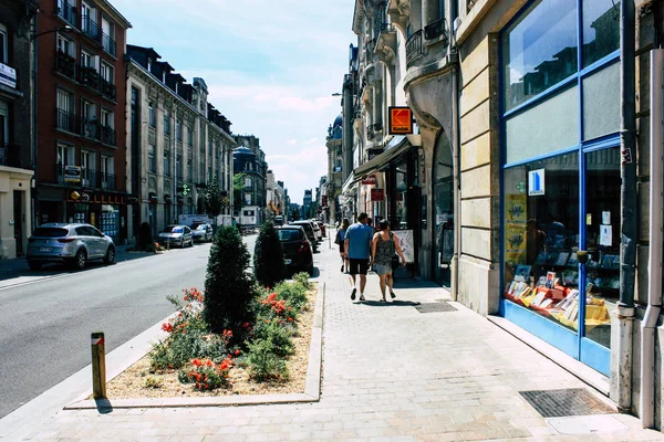 兰斯法国2018年7月16日在兰斯街上走的未知的人在下午的看法 — 图库照片