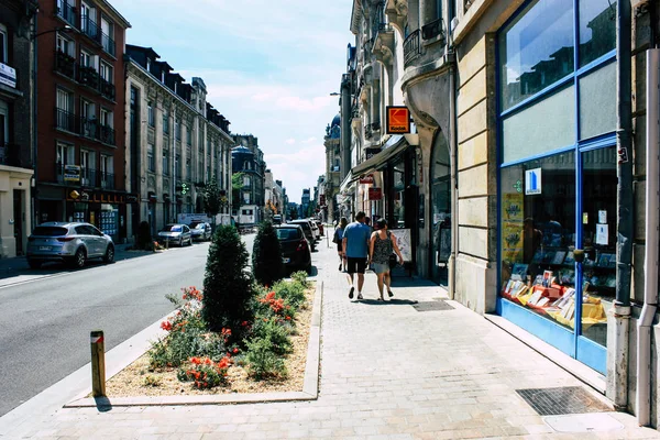 Reims Francia Julio 2018 Vista Gente Desconocida Caminando Por Calle —  Fotos de Stock