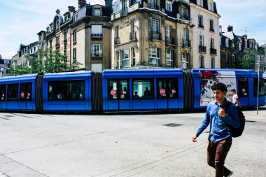 Reims Fransa 16 Temmuz 2018 görünümü bilinmeyen insan öğleden sonra Reims sokakta yürürken
