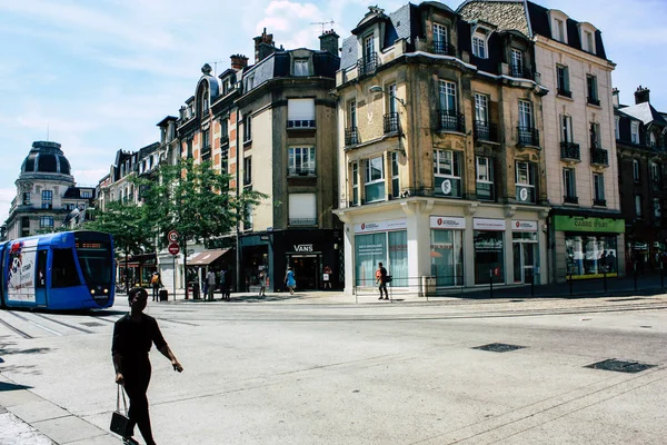 兰斯法国2018年7月16日在兰斯街上走的未知的人在下午的看法 — 图库照片