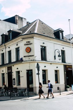 Reims Fransa 16 Temmuz 2018 görünümü bilinmeyen insan öğleden sonra Reims sokakta yürürken